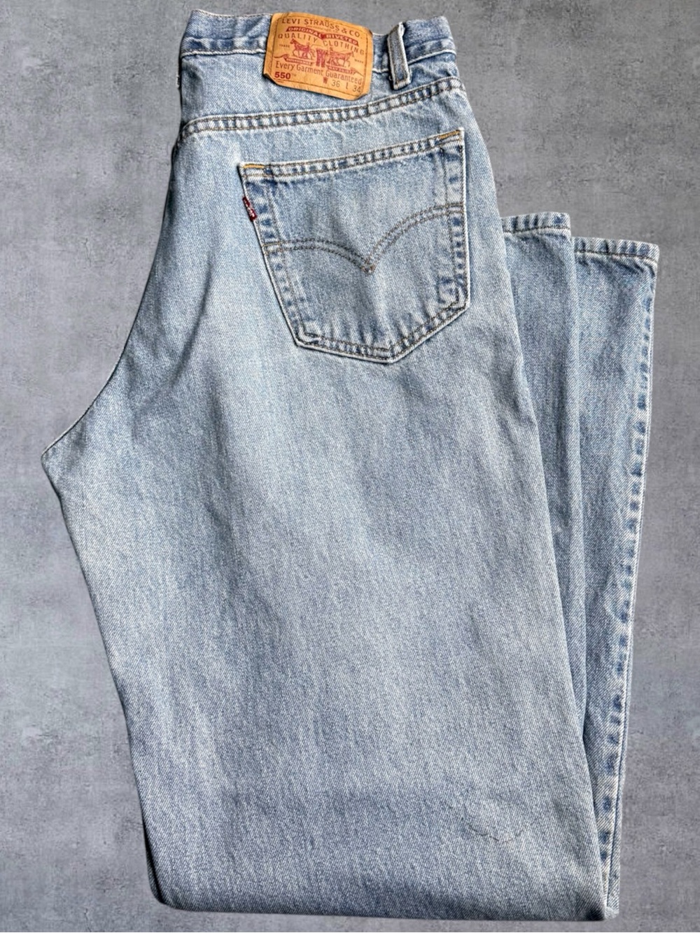 Levi’s 550 Jeans Mens 36x34 Relaxed Fit Light Wash Made Canada MEASURES 34x34